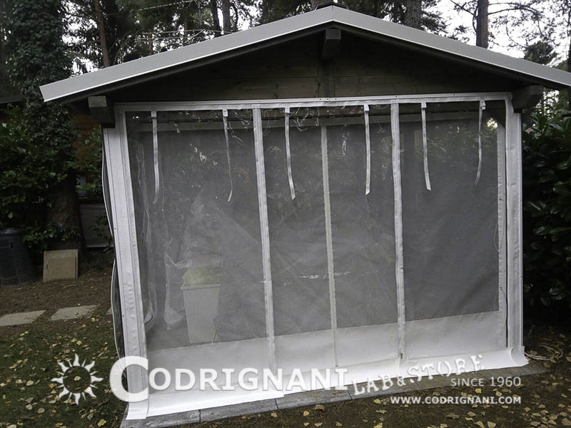 Chiusura casetta in legno in campeggio con pvc trasparente ignifugo cl 2 e cerniere per l’apertura.