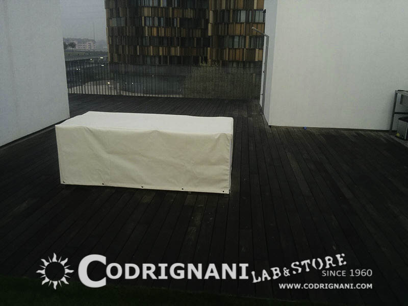 Copertura per tavolo da esterno con tessuto pvc ad alta tenacità con bordo inferiore termosaldato, occhielli e corda elastica di chiusura
