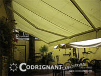 Tenda per protezione solare e impermeabile, ristorante.<br />Dixieland Milano.