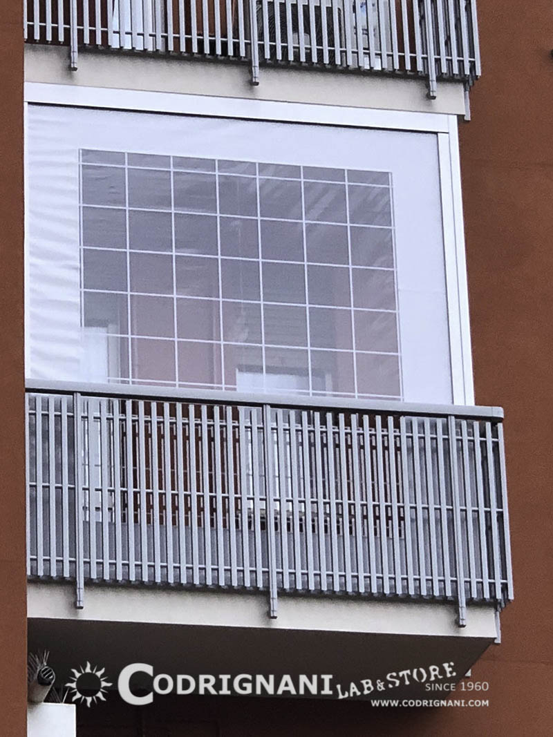 Chiusura balcone con tende in pvc cristal trasparente quadrettato inglese. Sistema antivento integrato nelle guide laterali. Ideale per chi vuole sfruttare il balcone esterno, consigliato anche per piani alti.